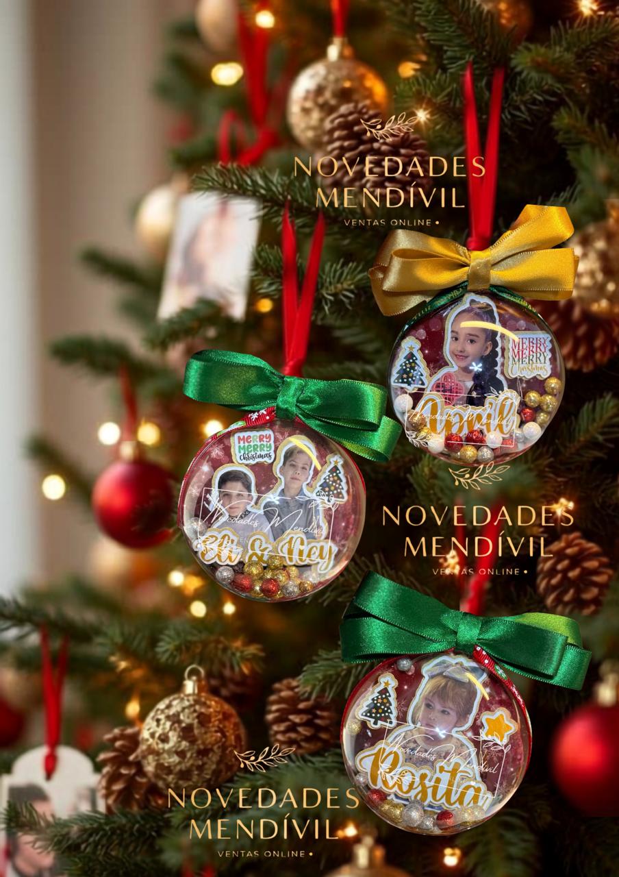 Esferas 3D Premium personalizadas colgadas en un árbol navideño