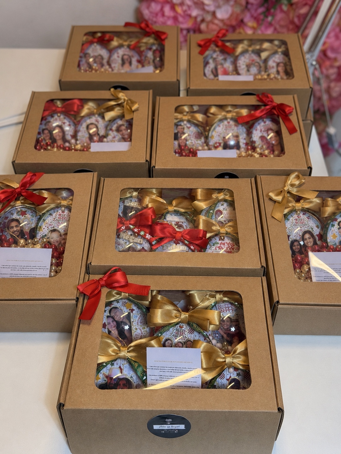 Pedidos de Esferas 3D Premium acomodados en cajas con moños navideños