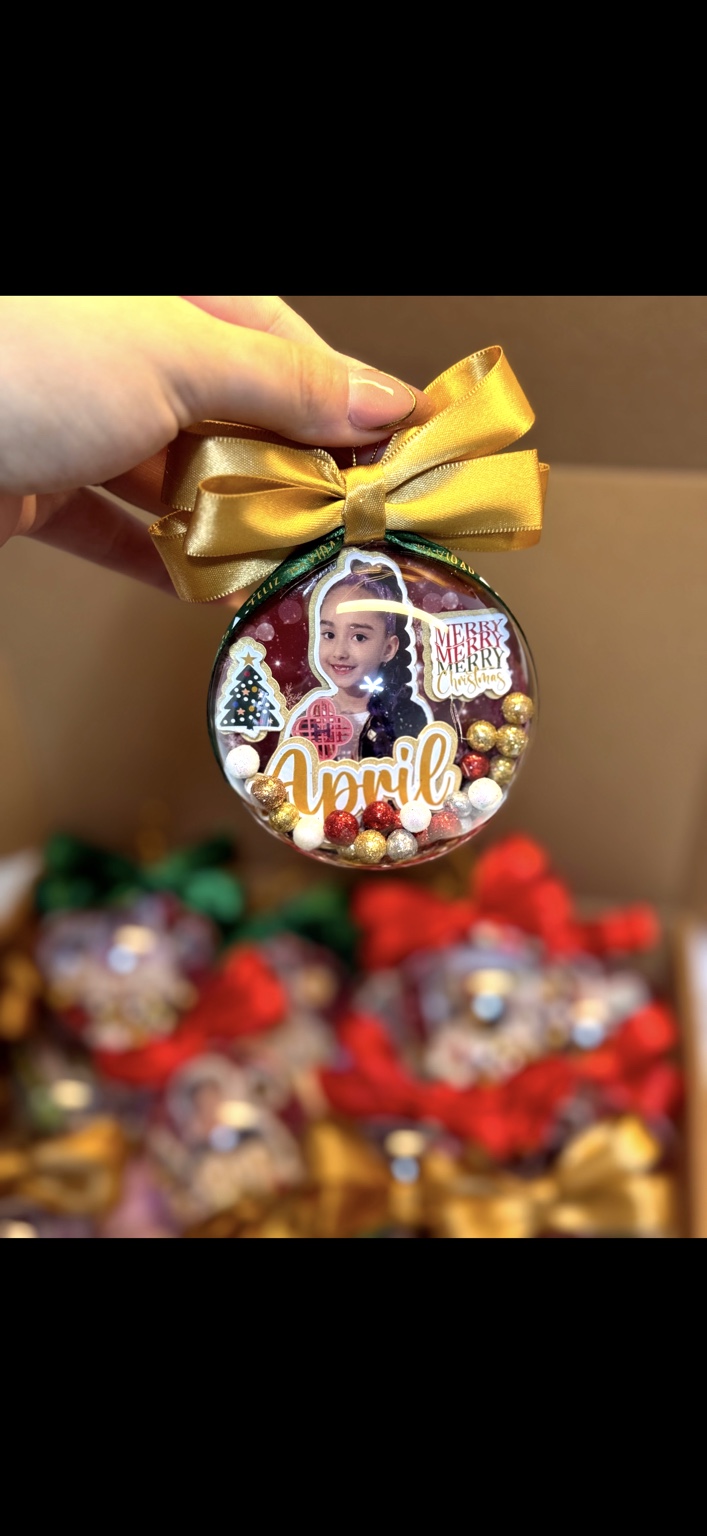 Esfera 3D personalizada con moño dorado