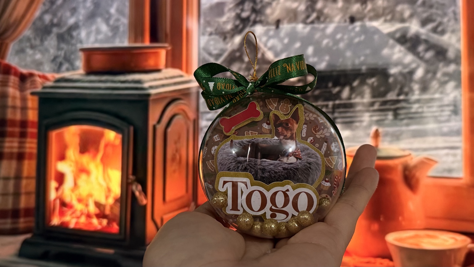 Esfera personalizada de Togo en una escena navideña
